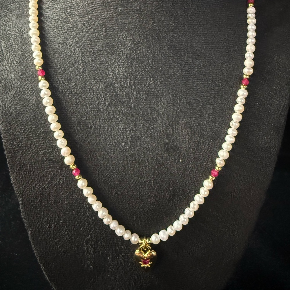 Elegant Pearl and Gold Heart Necklace